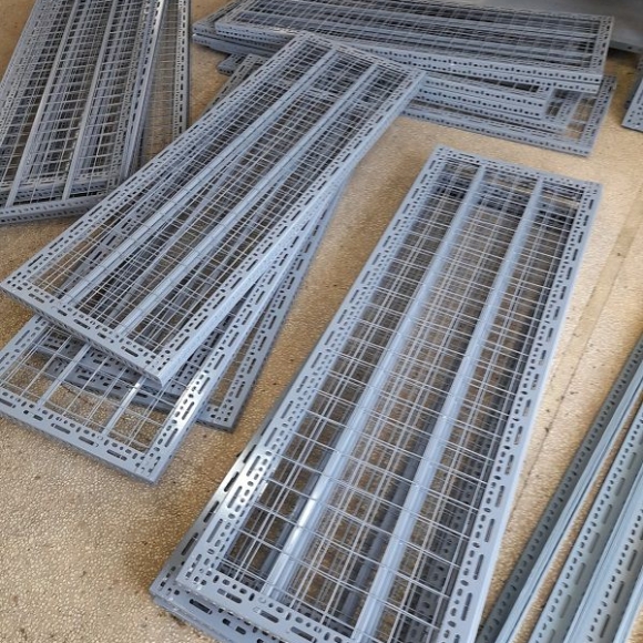 MÂM KỆ SẮT V LỖ -  01